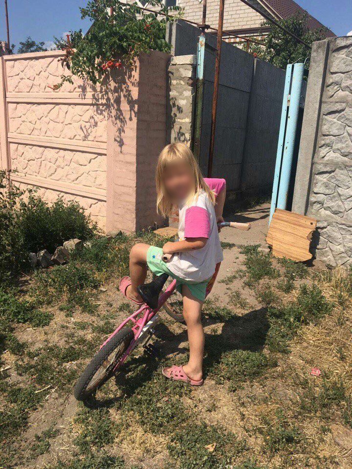 Минутка добра: в Днепре полицейские вернули домой потерявшуюся девочку 1