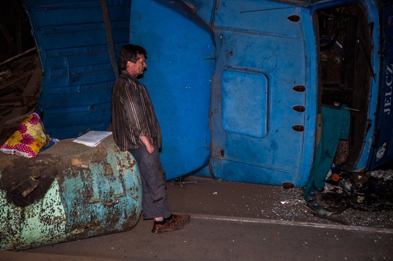 В Днепре возле станции Метростроителей перевернулась фура с металлоломом 1