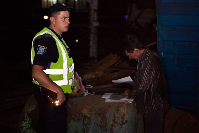 В Днепре возле станции Метростроителей перевернулась фура с металлоломом 2