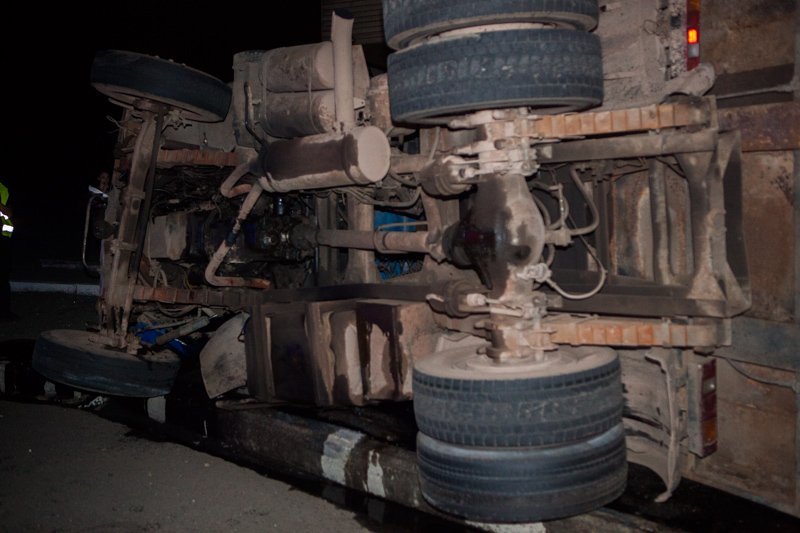 В Днепре возле станции Метростроителей перевернулась фура с металлоломом 3