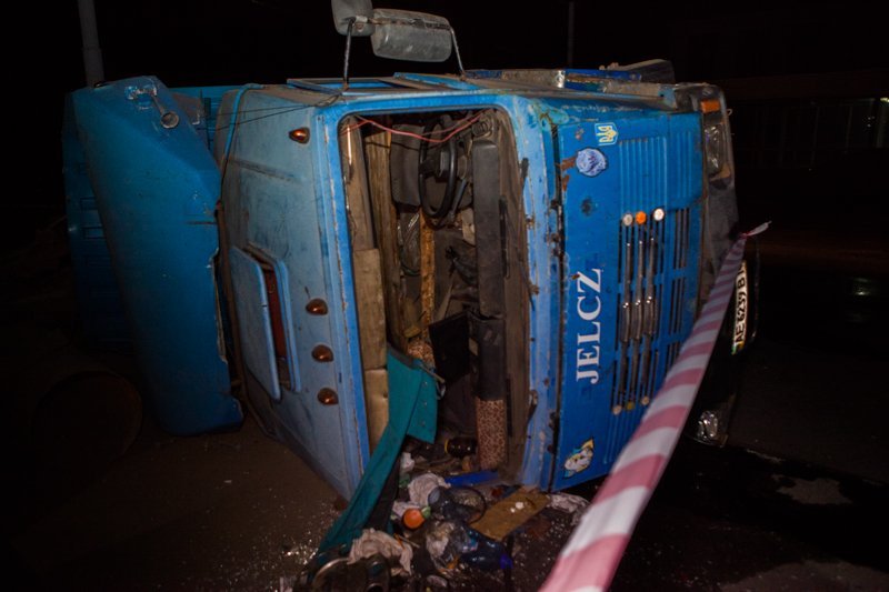 В Днепре возле станции Метростроителей перевернулась фура с металлоломом 4