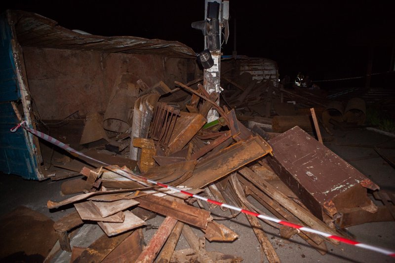 В Днепре возле станции Метростроителей перевернулась фура с металлоломом 5