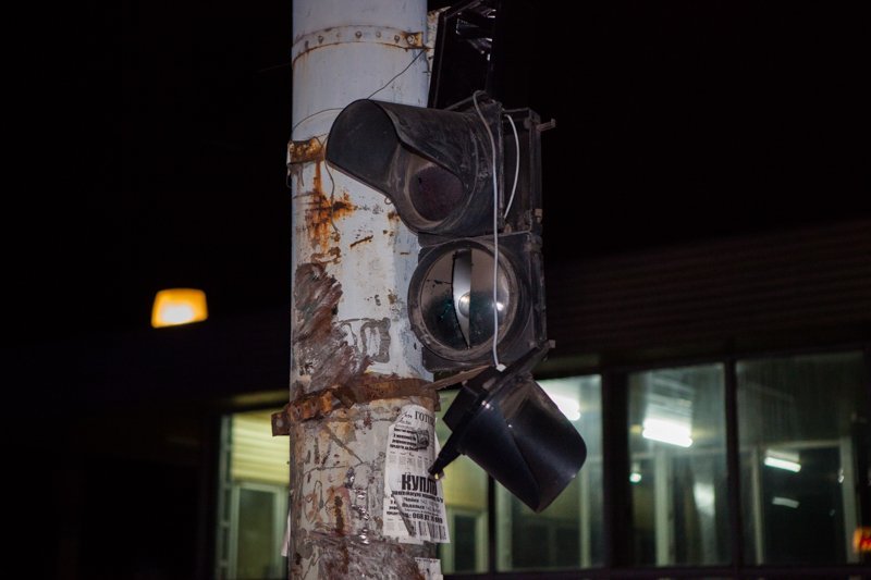 В Днепре возле станции Метростроителей перевернулась фура с металлоломом 6