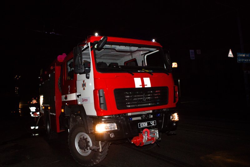 В Днепре возле станции Метростроителей перевернулась фура с металлоломом 7