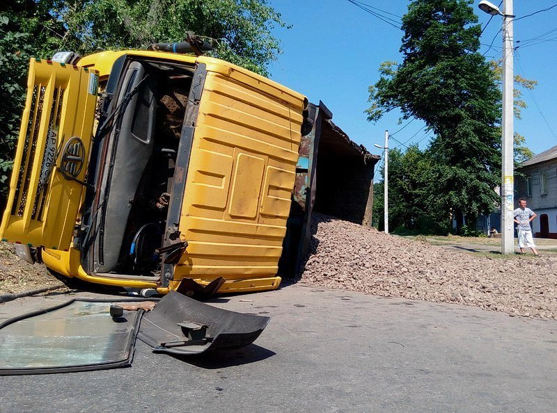В ДТП на Орловской перевернулся грузовик со шлаком 1