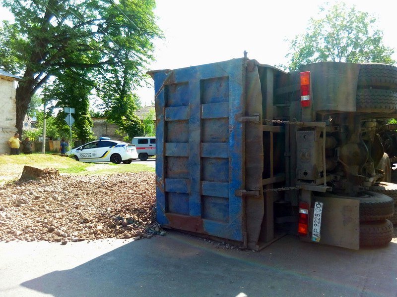 В ДТП на Орловской перевернулся грузовик со шлаком 2