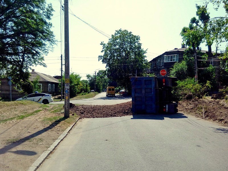 В ДТП на Орловской перевернулся грузовик со шлаком 5