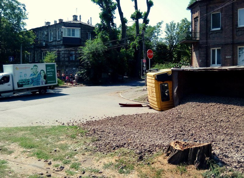 В ДТП на Орловской перевернулся грузовик со шлаком 6