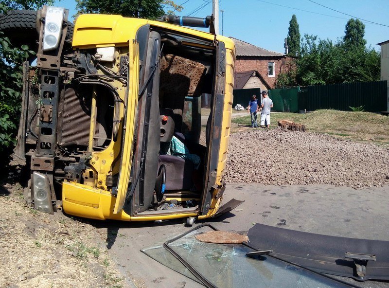В ДТП на Орловской перевернулся грузовик со шлаком 7
