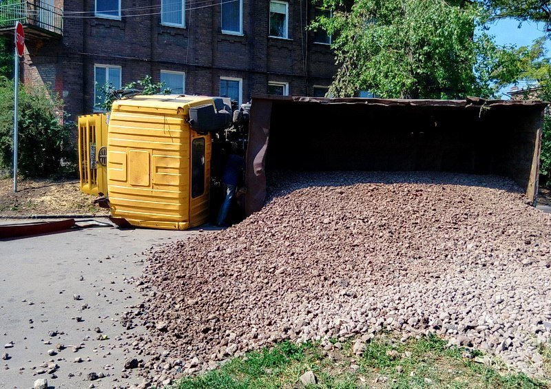 В ДТП на Орловской перевернулся грузовик со шлаком 8