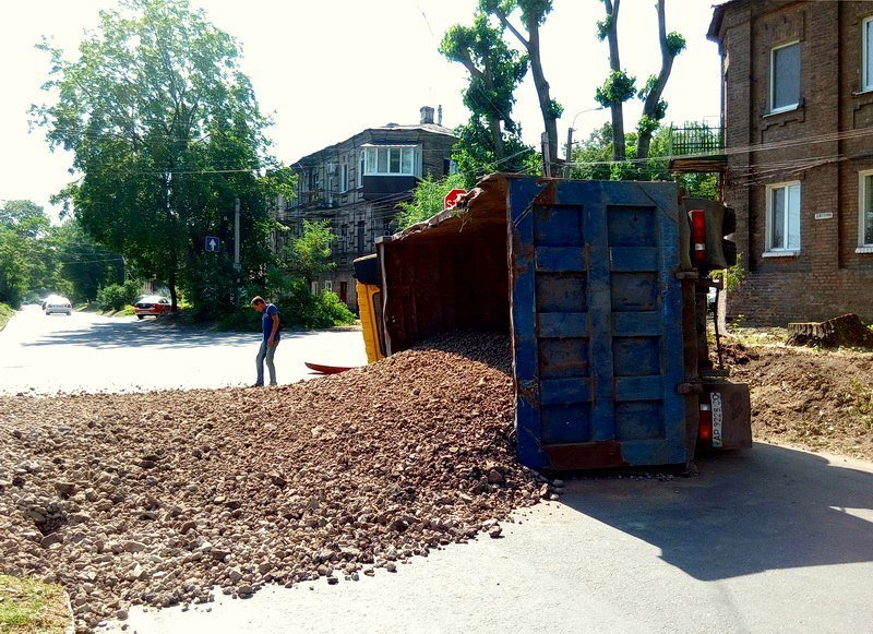 В ДТП на Орловской перевернулся грузовик со шлаком 9