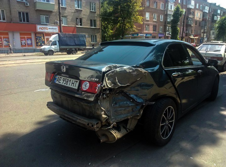 На 12 Квартале в ДТП столкнулись фура, Honda и маршрутка 2