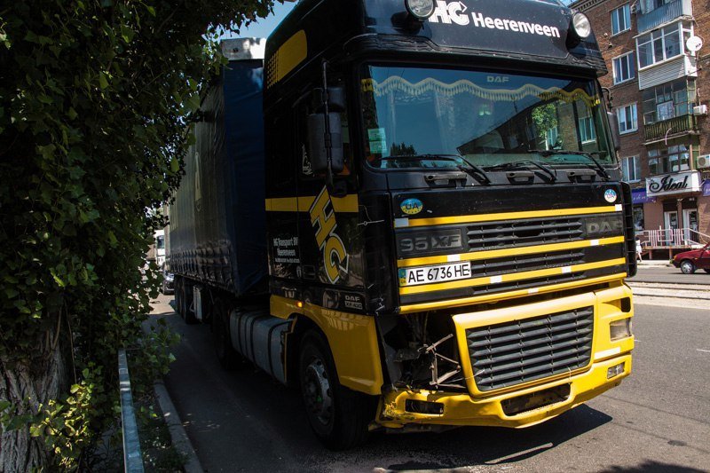 На 12 Квартале в ДТП столкнулись фура, Honda и маршрутка 5