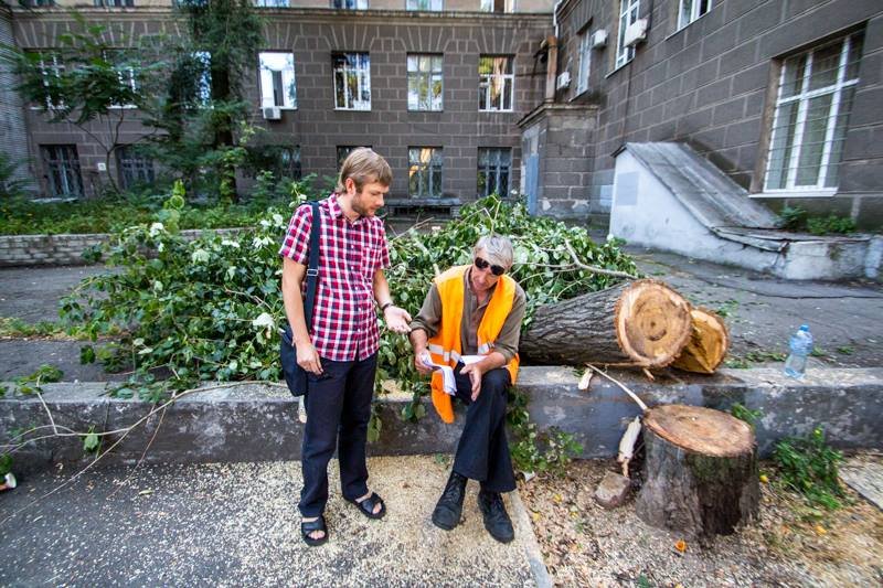 Стало известно, кто и зачем пилит деревья в центре Днепра 6