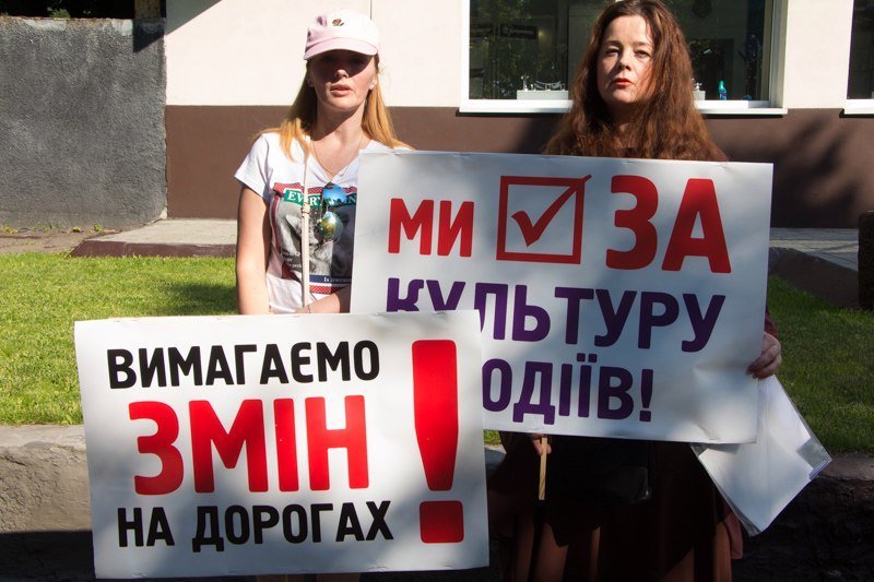 Жители Днепра требуют вернуть смертельный переход напротив ДНУ 4