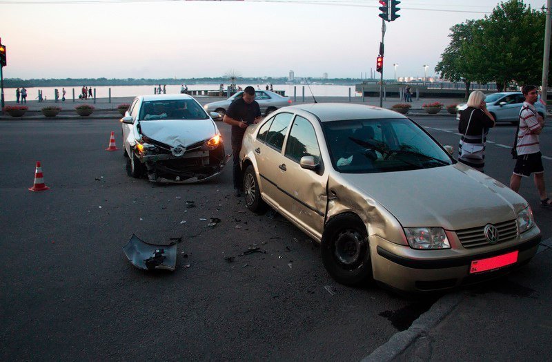 ДТП на Сичеславской Набережной: столкнулись Toyota и Volkswagen 1