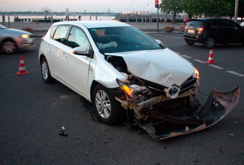 ДТП на Сичеславской Набережной: столкнулись Toyota и Volkswagen 6