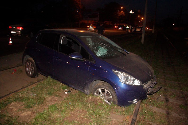 Авария из-за порезанного колеса: на Каруны столкнулись Peugeout и Nissan Juke 1