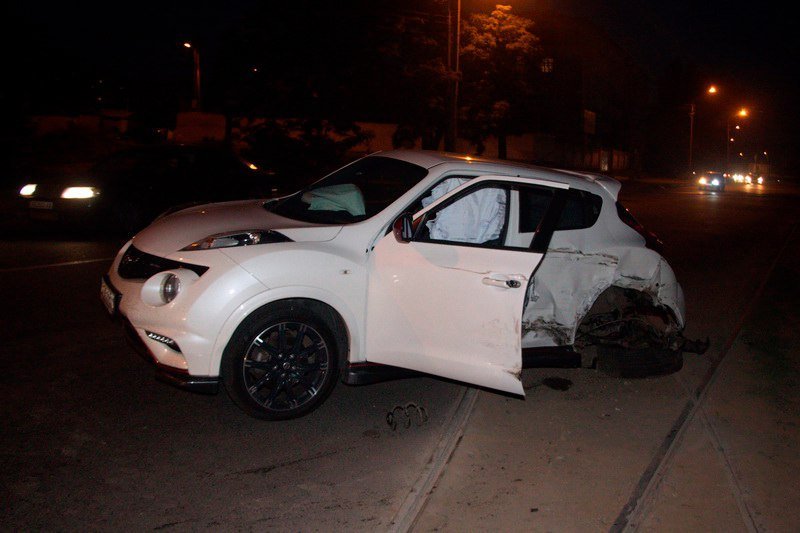 Авария из-за порезанного колеса: на Каруны столкнулись Peugeout и Nissan Juke 2