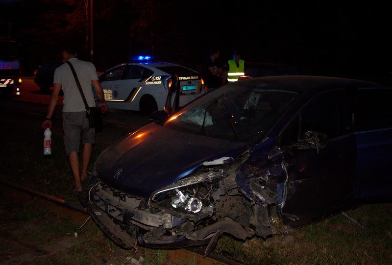 Авария из-за порезанного колеса: на Каруны столкнулись Peugeout и Nissan Juke 3