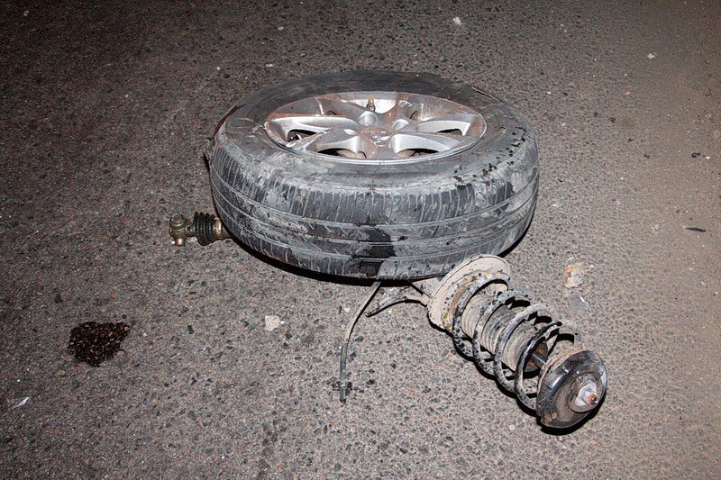 Авария из-за порезанного колеса: на Каруны столкнулись Peugeout и Nissan Juke 4