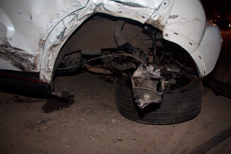 Авария из-за порезанного колеса: на Каруны столкнулись Peugeout и Nissan Juke 5