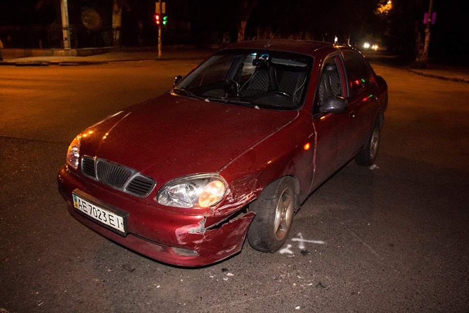 ДТП в центре Днепра: полицейский Prius ехал по встречной полосе и врезался в Lanos 2