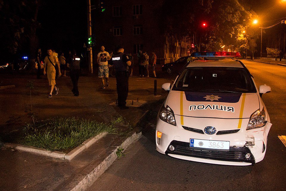 ДТП в центре Днепра: полицейский Prius ехал по встречной полосе и врезался в Lanos 4