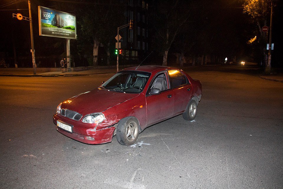 ДТП в центре Днепра: полицейский Prius ехал по встречной полосе и врезался в Lanos 5