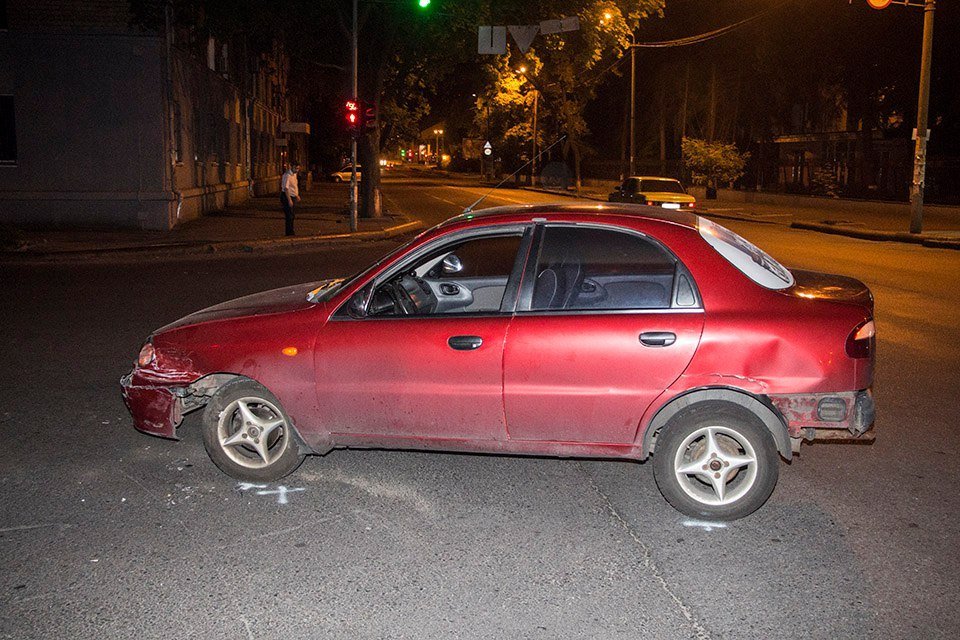 ДТП в центре Днепра: полицейский Prius ехал по встречной полосе и врезался в Lanos 6