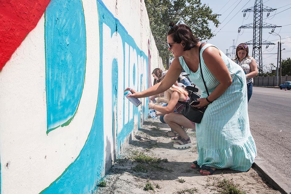 Арт-пикник и самый длинный мурал: как жители Днепра превращали забор в произведение искусства 2