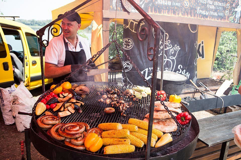 Арт-пикник и самый длинный мурал: как жители Днепра превращали забор в произведение искусства 7