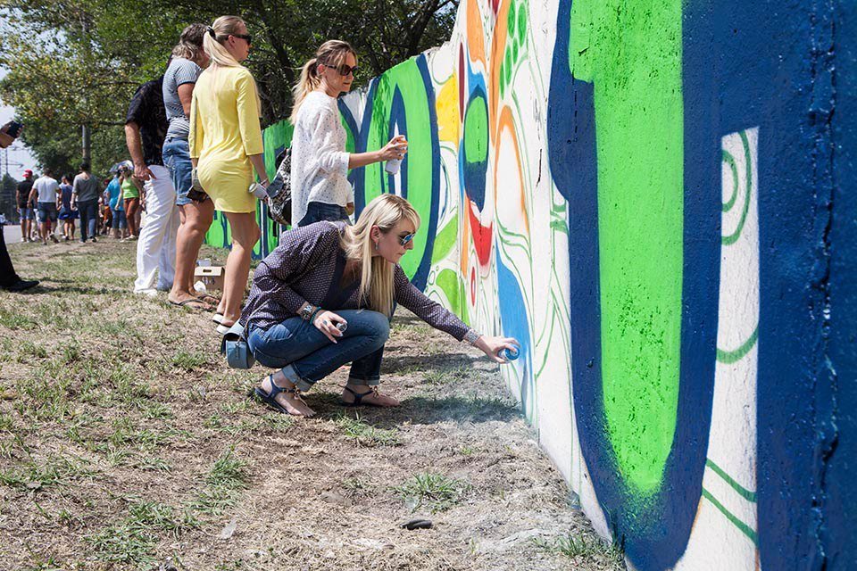 Арт-пикник и самый длинный мурал: как жители Днепра превращали забор в произведение искусства 12