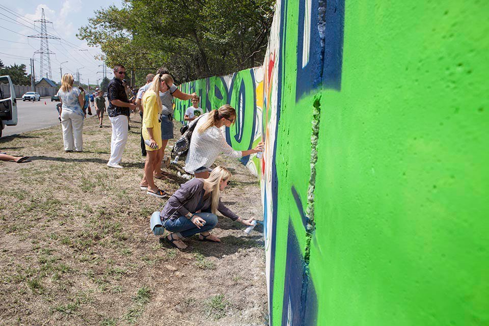 Арт-пикник и самый длинный мурал: как жители Днепра превращали забор в произведение искусства 13