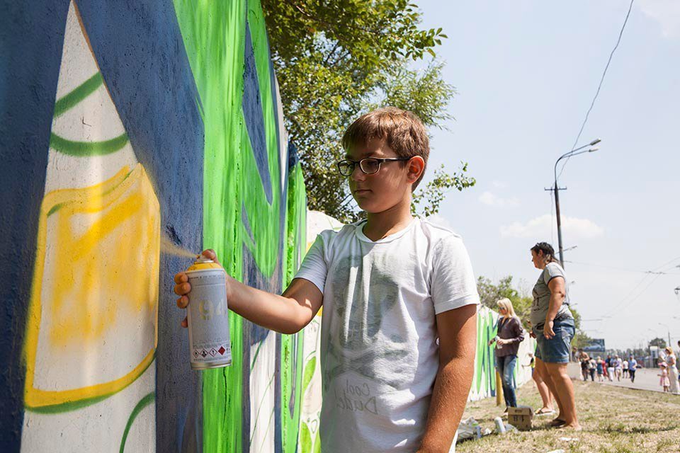 Арт-пикник и самый длинный мурал: как жители Днепра превращали забор в произведение искусства 15
