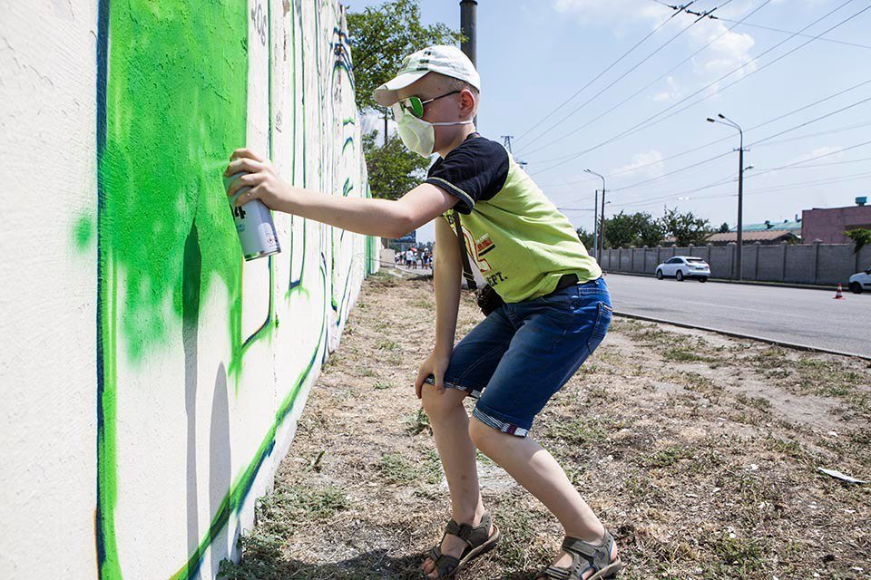 Арт-пикник и самый длинный мурал: как жители Днепра превращали забор в произведение искусства 18