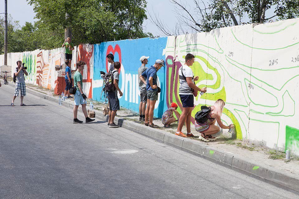 Арт-пикник и самый длинный мурал: как жители Днепра превращали забор в произведение искусства 22