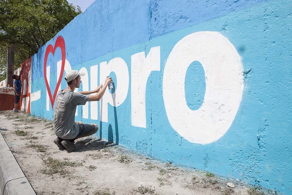 Арт-пикник и самый длинный мурал: как жители Днепра превращали забор в произведение искусства 23