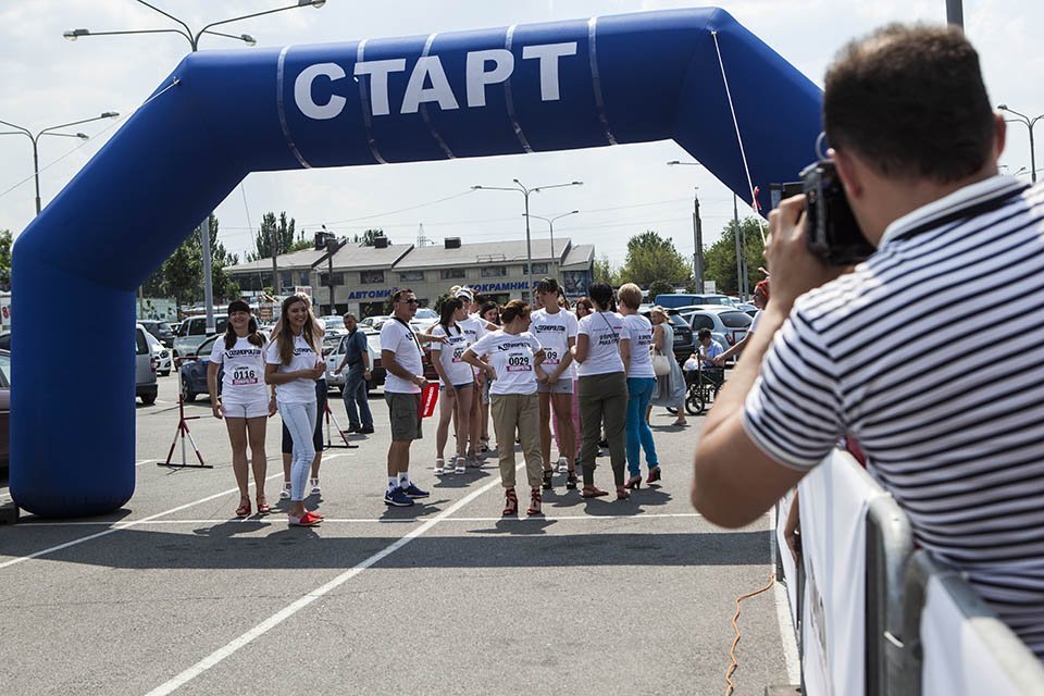 Веселая музыка и девушки на "шпильках": в Днепре прошел забег на каблуках 1