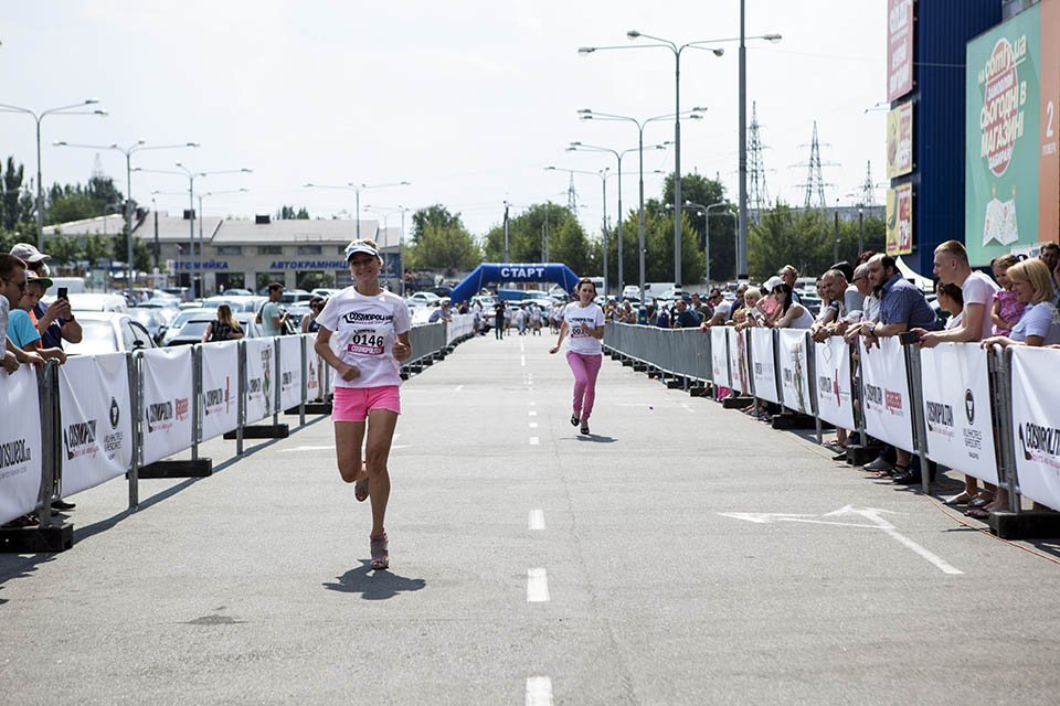 Веселая музыка и девушки на "шпильках": в Днепре прошел забег на каблуках 2