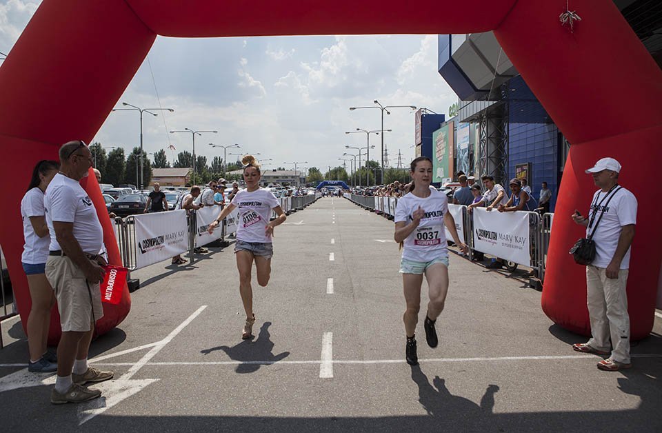 Веселая музыка и девушки на "шпильках": в Днепре прошел забег на каблуках 3