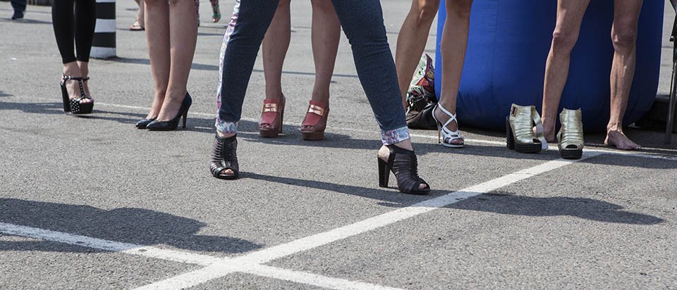 Веселая музыка и девушки на "шпильках": в Днепре прошел забег на каблуках 4