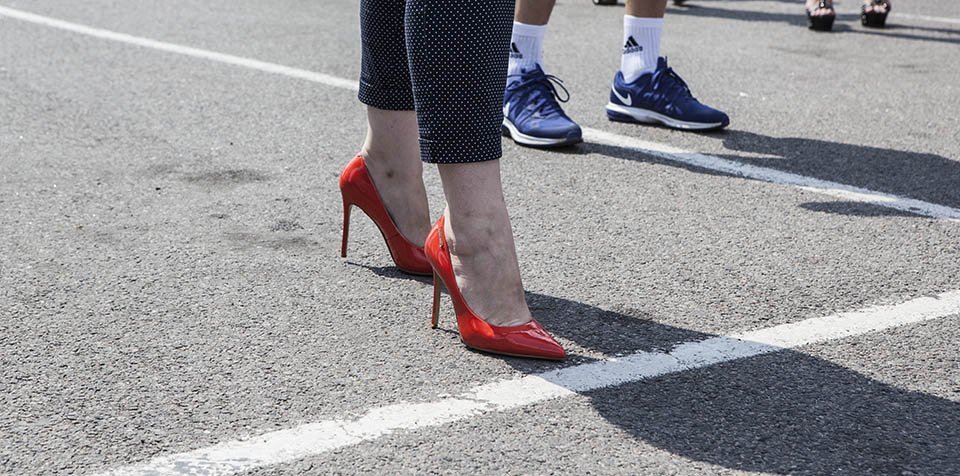 Веселая музыка и девушки на "шпильках": в Днепре прошел забег на каблуках 5