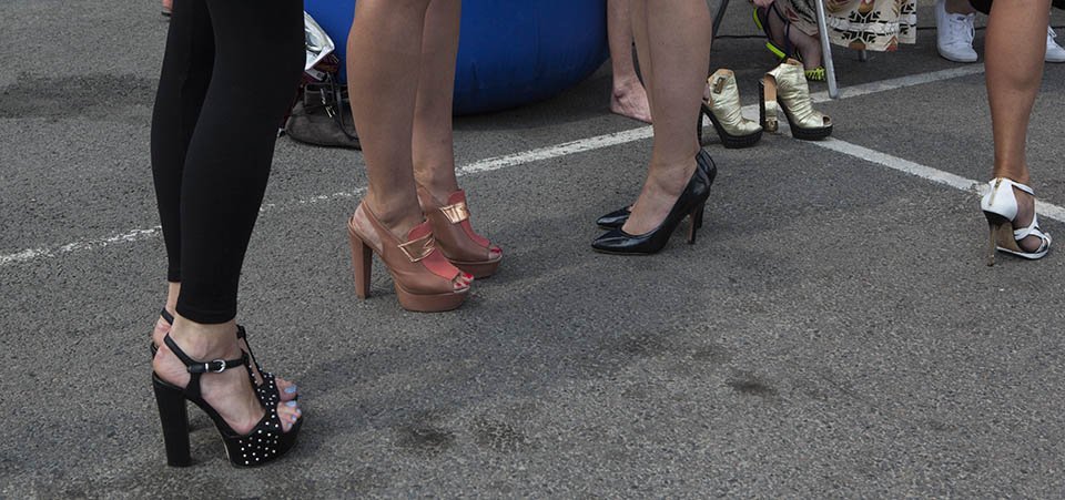 Веселая музыка и девушки на "шпильках": в Днепре прошел забег на каблуках 6