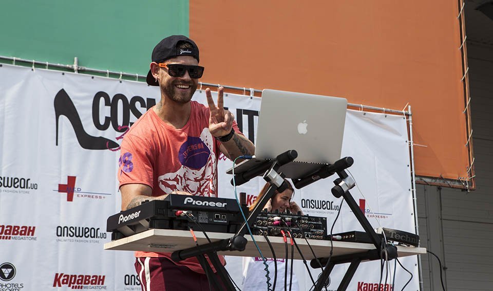 Веселая музыка и девушки на "шпильках": в Днепре прошел забег на каблуках 7