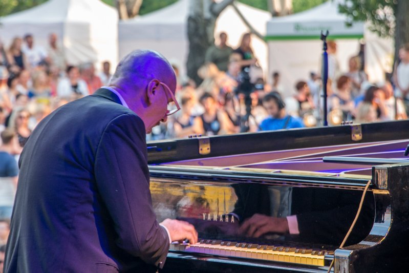 Яника Мерило в сексуальном платье и танцы под дождем: как прошел первый день "Джаза на Днепре" 6