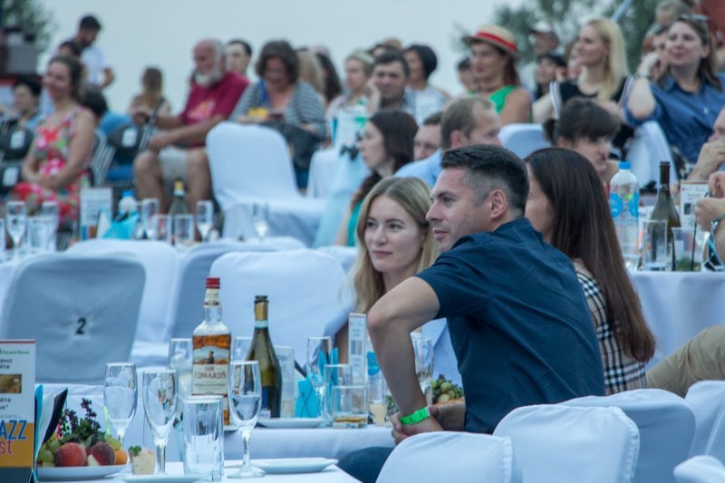 Яника Мерило в сексуальном платье и танцы под дождем: как прошел первый день "Джаза на Днепре" 11