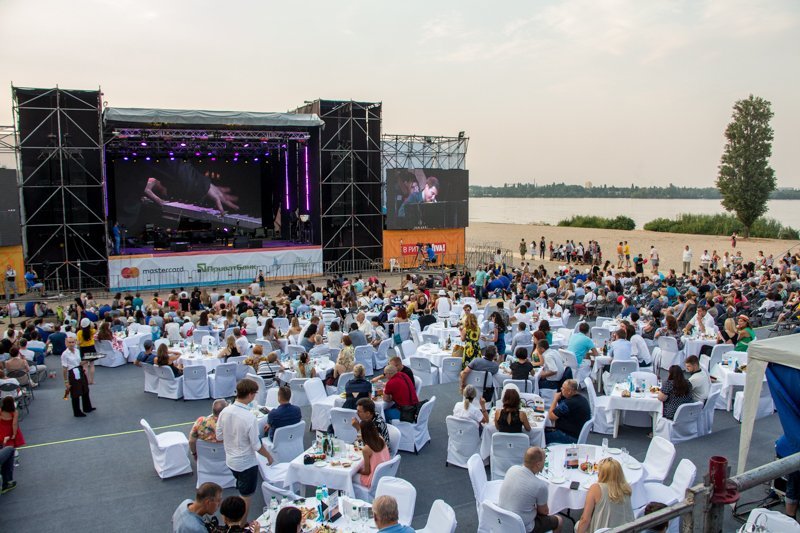 Яника Мерило в сексуальном платье и танцы под дождем: как прошел первый день "Джаза на Днепре" 12