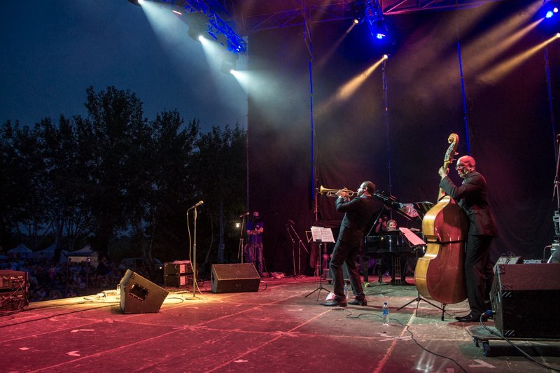 Яника Мерило в сексуальном платье и танцы под дождем: как прошел первый день "Джаза на Днепре" 30