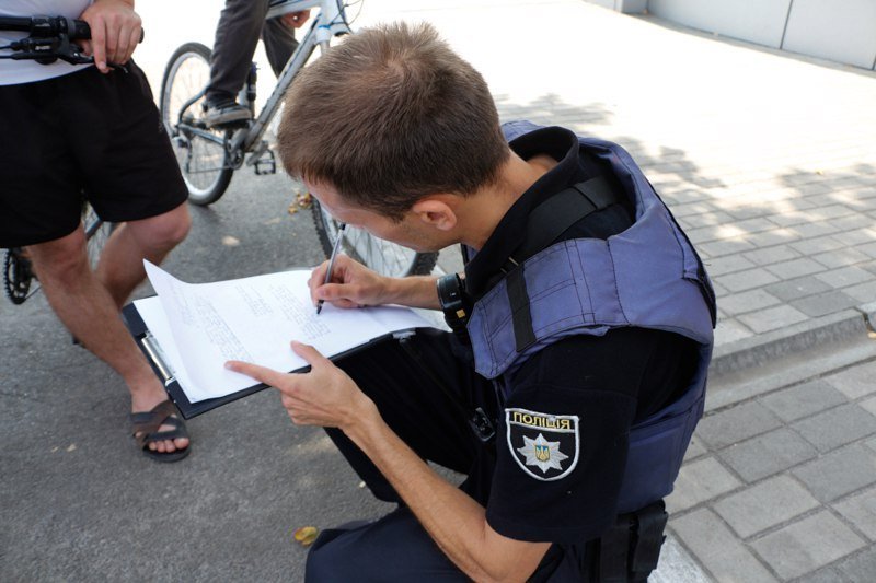 На Запорожском шоссе велосипедист умер на глазах у прохожих 2